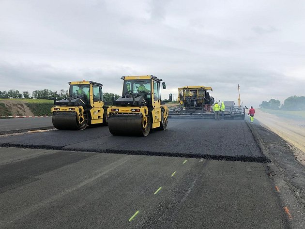 Rychlým tempem pokračuje výstavba dálnice Praha – Chomutov u Chlumčan na Lounsku. Tento týden se tam začal pokládat asfalt.