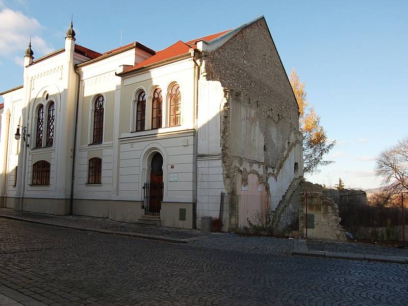 Po domě vedle synagogy v Lounech zbyla jen díra. I ta je ale památkově chráněná.