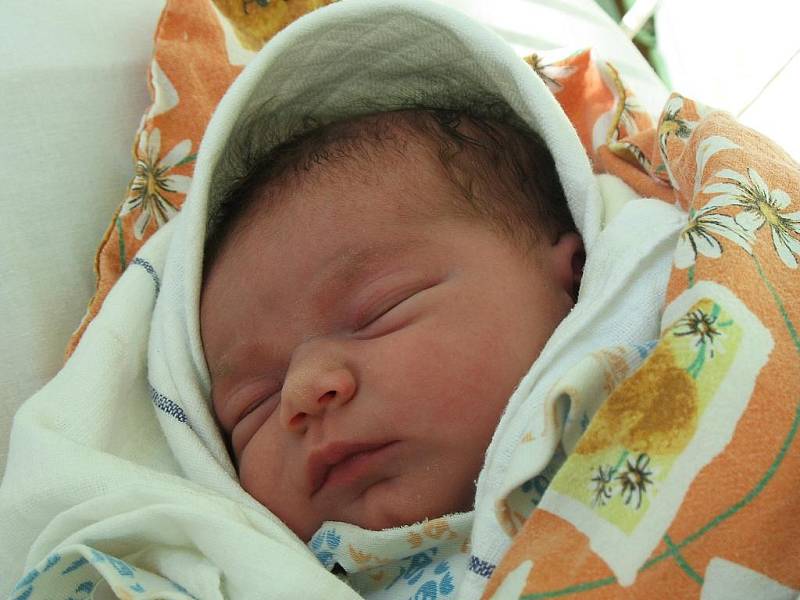 Holčička Nella Brožová se narodila 12. listopadu 2009 v 7.52 hodin. Vážila 3,5 kg a měřila 49 cm. Mamince Radce Jiráskové ze Žatce gratulujeme. 