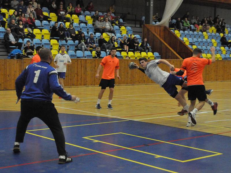 Louny (v bílém) mají třetí výhru v řadě a navíc porazily neoblíbenou Mladou Boleslav.