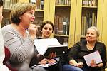 Uprchlíci z Ukrajiny se v lounské knihovně učí česky. O pravidelné lekce je obří zájem.
