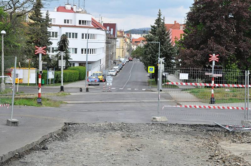 V Lounech začala rekonstrukce komunikace v Poděbradově ulici v úseku od železničního přejezdu ke vjezdu do areálu technické správy města.