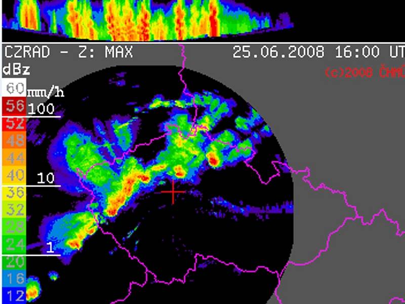 Radarový snímek Českého hydrometeorologického úřadu ukazuje bouři nad ČR ve středu 25. června v 18 hodin. ukazuje intenzitu srážek, Čím červenější barva, tím intenzivnější jsou srážky.