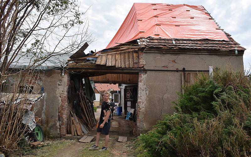 Stebno. Čtyři dny po ničivé bouři. Poničené střechy domů jsou provizorně zakryté plachtami, ve vesnici se dokončuje úklid. Teď se začne opravovat.