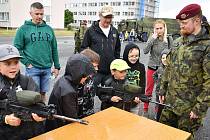Žatečtí vojáci připravili pro místní mladé fotbalisty zajímavý dětský den.