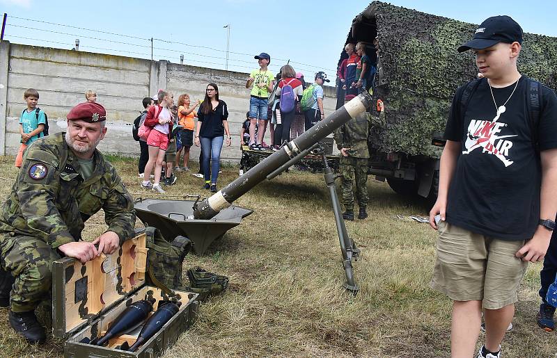 Rozloučení se školou je tradiční akce pro školáky, která se koná v Žatci u K-500. V úterý na ně čekali vojáci, policisté, hasiči, záchranáři a mnozí další.