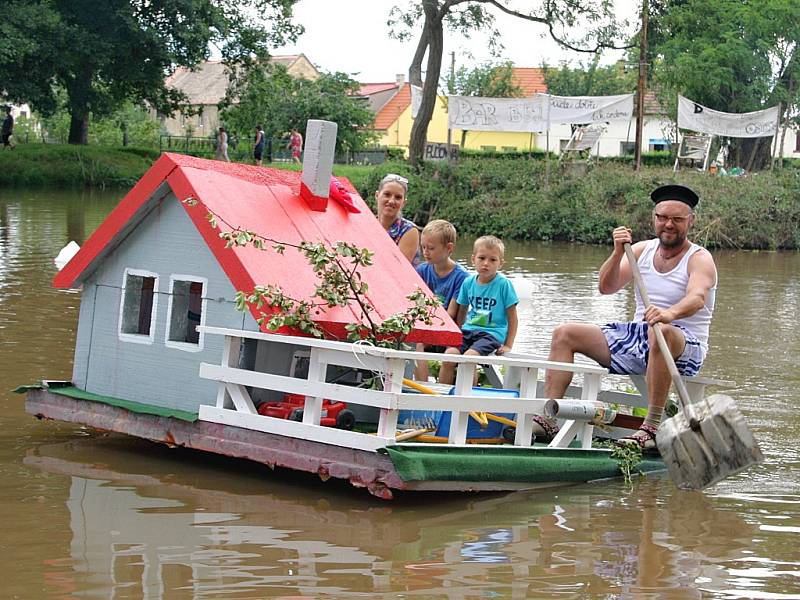 Veselá sobotní neckyáda v Blšanech u Loun.