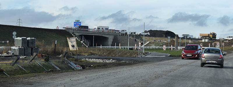 Stavba dálnice D7 Praha – Chomutov u Panenského Týnce na Lounsku spěje do finále.