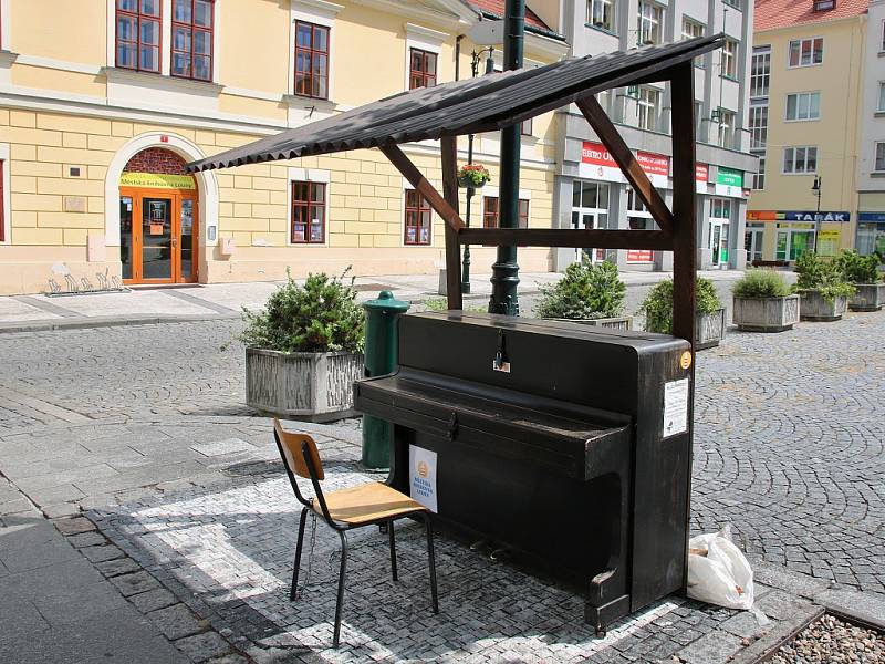 Piano v Lounech se přesunulo na Mírové náměstí naproti knihovně