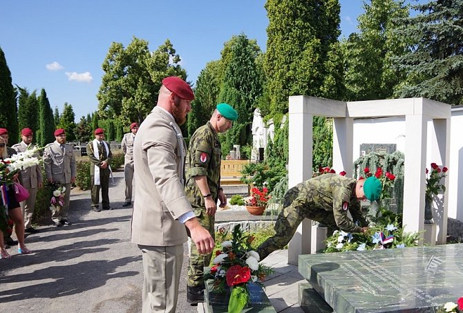 Vojáci ze žateckého 41. mechanizovaného praporu si připomněli památku Davida Beneše na hřbitově v Chomutově.