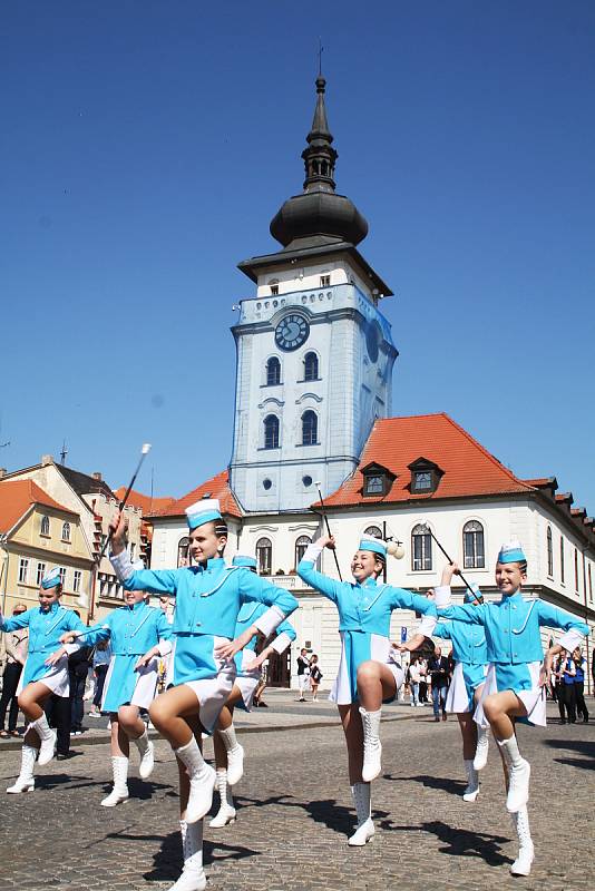 Postupová přehlídka mažoretek v Žatci