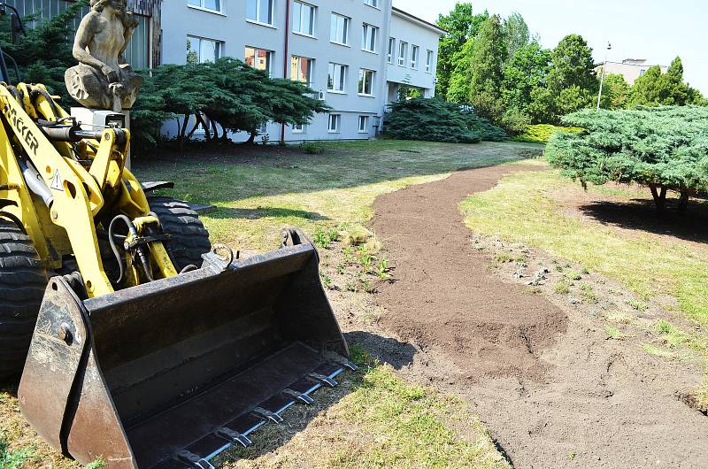 Květinová výzdoba před žateckou poliklinikou.