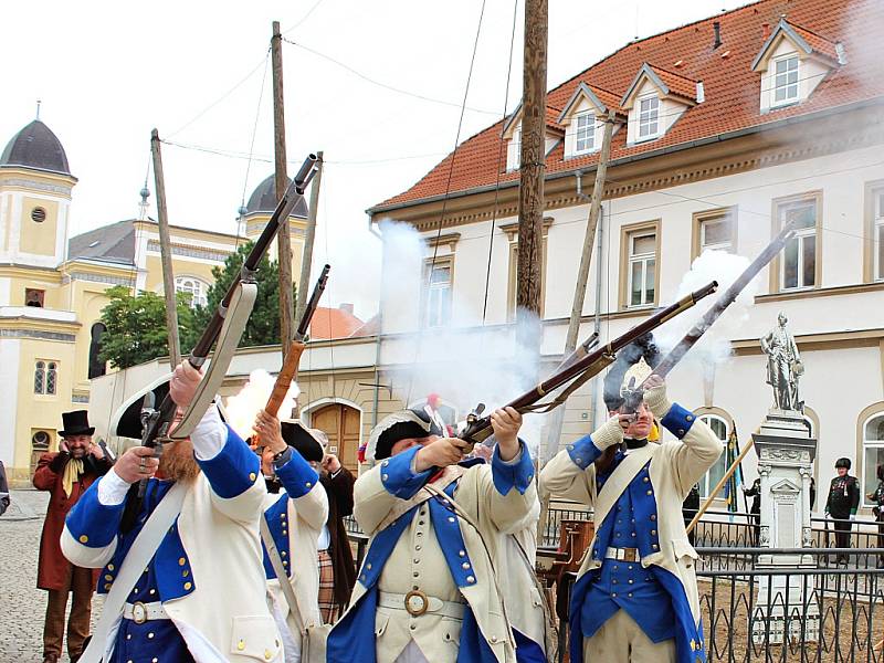 Den památek v Žatci: zábavná připomínka odhalení a stržení sochy císaře Josefa II. na náměstí.