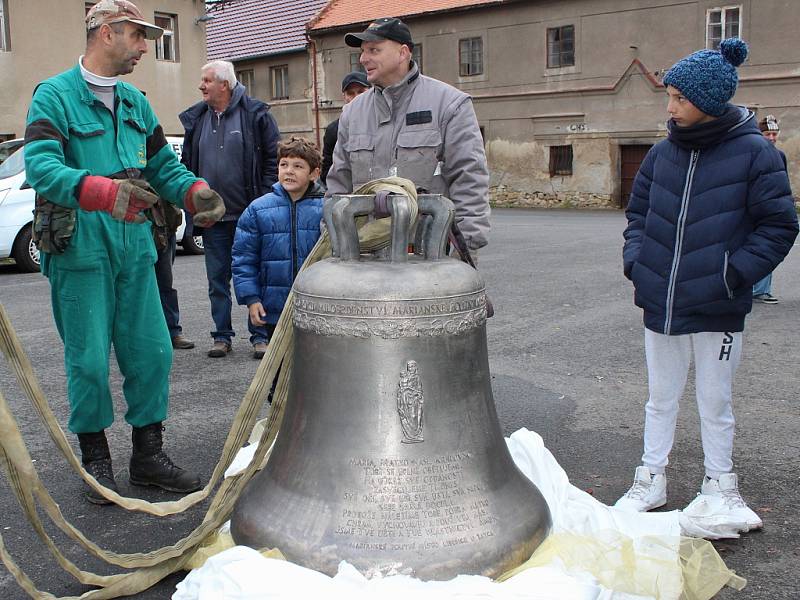 Kostel v Liběšicích má nový zvon. Do věže ho vyzvedl jeřáb 