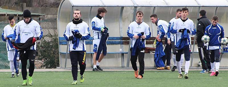 Fotbalisté Loun (v bílém) prohráli s teplickými mladíky.