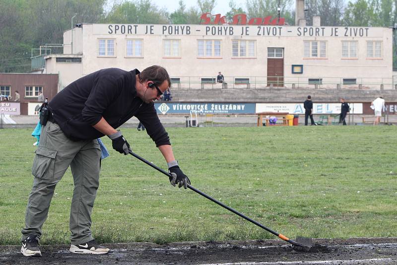 V Lounech se natáčí snímek Zátopek. Slavného běžce hraje Václav Neužil, režisérem je David Ondříček.