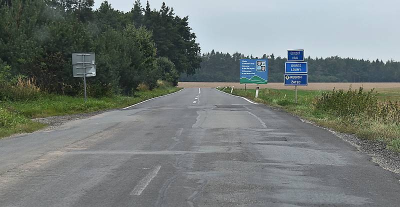 Silnice Žatec - Rakovník u Svojetína je samá díra. 