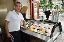 Bertan Musai provozuje s manželkou Esrou cukrárnu na lounském náměstí od roku 2019.