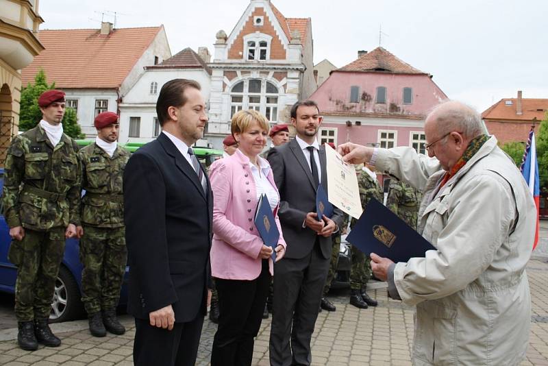 Starostka Žatce Zdeňka Hamousová, místostarosta Jan Novotný a tajemník městského úřadu Petr Vajda (vlevo) obdrželi čestná uznání od Československé obce legionářské 