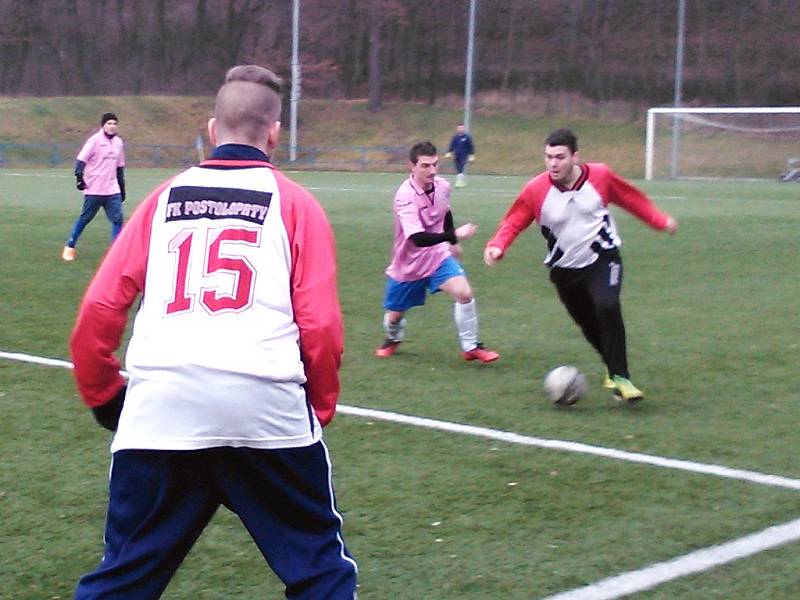 Fotbalisté Postoloprt (v červenobílé kombinaci) porazili tým Nového Sedla (růžové dresy) vysoko 4:0.   