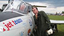 Piloti proudového cvičného letadla L–29 Delfín se baví krátce po přistání na čeradickém letišti u Žatce.