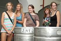 Studenti z amerického Portlandu ve státě Oregon se za doprovodu svých kolegů z regionu vydali na exkurzi do žateckého pivovaru.
