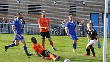Fotbalisté Loun (v oranžovém) si vyšlápli na vedoucí celek soutěže a poslali ho domů se čtyřgólovým přídělem.