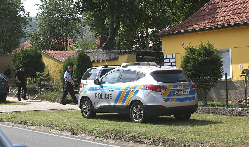 Po sedmi letech od zmizení Jany Paurové ze Slavětína pátrají policisté opět v jejím domě a okolí. Akci je přítomen také manžel Pavel Paur (v oranžovém tričku).