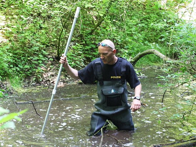 Policie pátrala v okolí Slavětína po Janě Paurové. Hledalo se například i v lesních tůních.