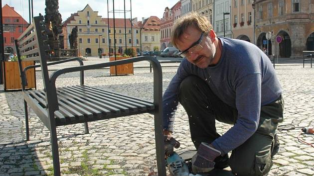 Milan Štigler odřezává železnou lavičku z plochy žateckého náměstí.