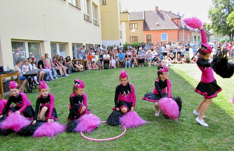 Slavnost v zahradě družiny ve škole Petra Bezruče v Žatci 