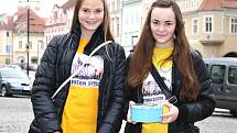 Studentky gymnázia Rita Došková a Simona Vacková nabízejí na náměstí magnetky s emblémem školy.