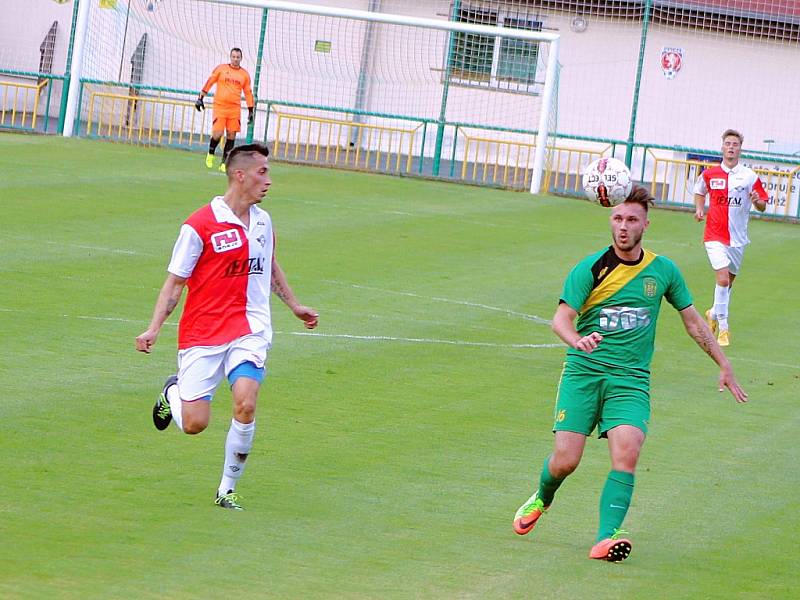 Slavoj Žatec (v zeleném) těsně porazil nováčka z Perštejna 2:1 (1:0).