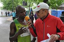 Vítěz silničního běhu na 15 kilometrů, Tuei Hosea kiplagat  z Keni v rozhovoru s Radovanem Šabatou.
