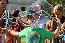 Děti si také pořádně užily dělání bublin