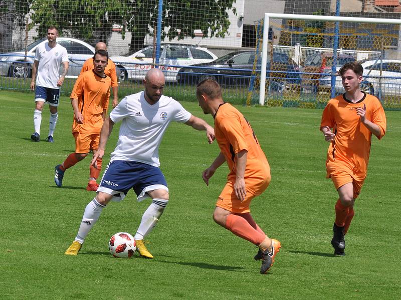 Fotbalisté Dobroměřic (v bílém) deklasovali svého soupeře a jdou za prvenstvím v Korona Cupu.