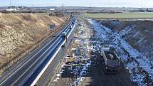 Po zimní pauze se opět rozjíždějí práce na stavbě dálnice D7 Praha - Chomutov u Loun. Ilustrační foto.