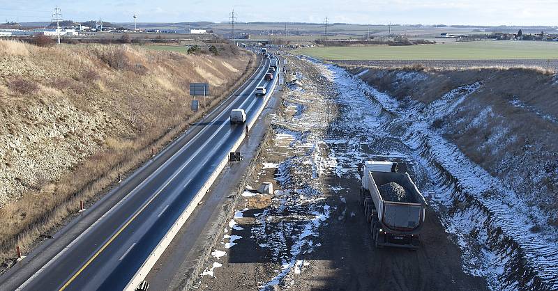 Po zimní pauze se opět rozjíždějí práce na stavbě dálnice D7 Praha - Chomutov u Loun. Ilustrační foto.