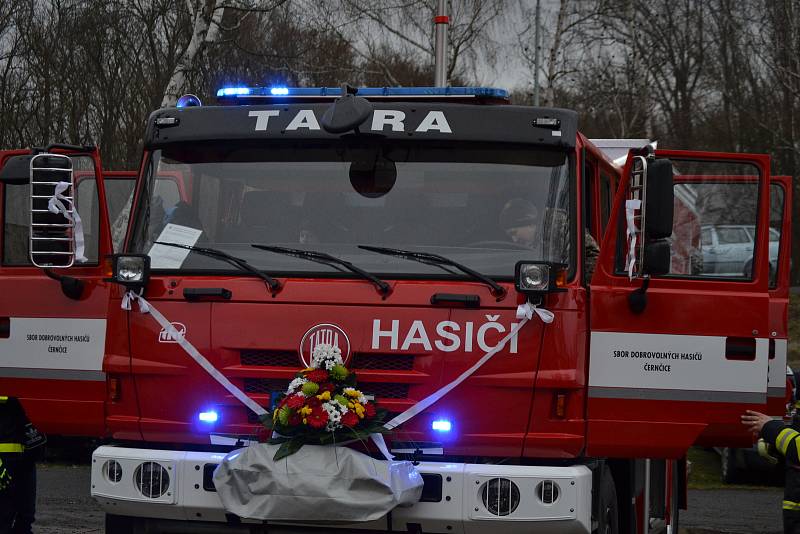 Aktivní dobrovolní hasiči v Černčicích  dostali nové auto.