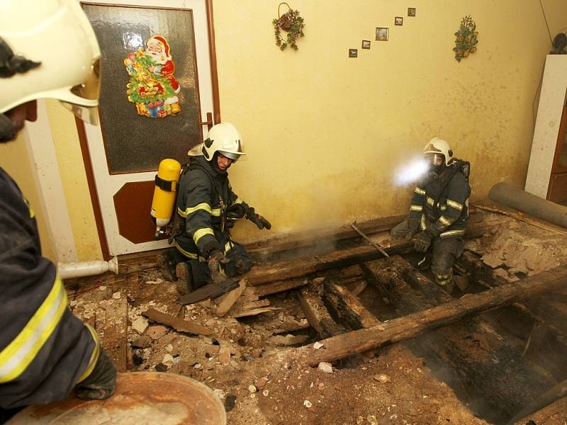 Požár v obytném domě v Líčkově na Žatecku zaměstnal hasiče. Ve dvou místnostech hořel trám v podlaze, která proto musela být z velké části rozebrána. Při události nebyl nikdo zraněn.l