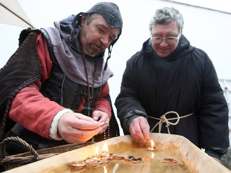 Staročeské vánoční trhy se uskutečnily v Lounech, uspořádalo je Oblastní muzeum Louny. K vidění byly tradiční zvyky, dobová hudba a další vystoupení. Jedny vánoční trhy už uspořádalo samo město na začátku prosince, a to na centrálním Mírovém náměstí.