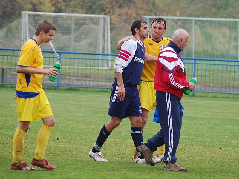 Utkání fotbalistů Dobroměřic (ve žlutém) proti Domoušicím