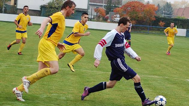 Utkání fotbalistů Dobroměřic (ve žlutém) proti Domoušicím