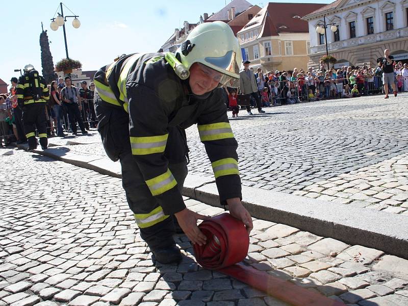 Hasiči zasahují u simulovaného požáru žatecké radnice