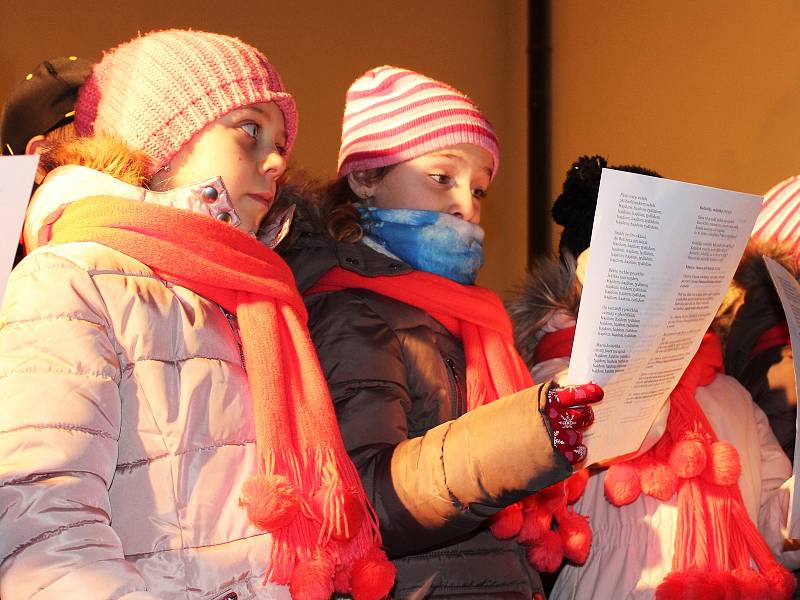 ČESKO ZPÍVÁ KOLEDY. Stovky lidí si opět přišly zazpívat s Deníkem do lounské knihovny na akci Česko zpívá koledy.