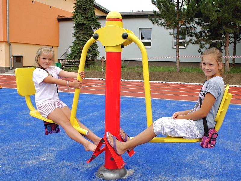 Děti si hrají na nově otevřeném moderním sportovišti v Postoloprtech.