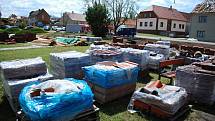 Sobota 3. července v obci Stebno na Lounsku. Darovaný materiál se hromadí na návsi.