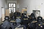 Cvičení policejní zásahové jednotky v areálu lounské nemocnice