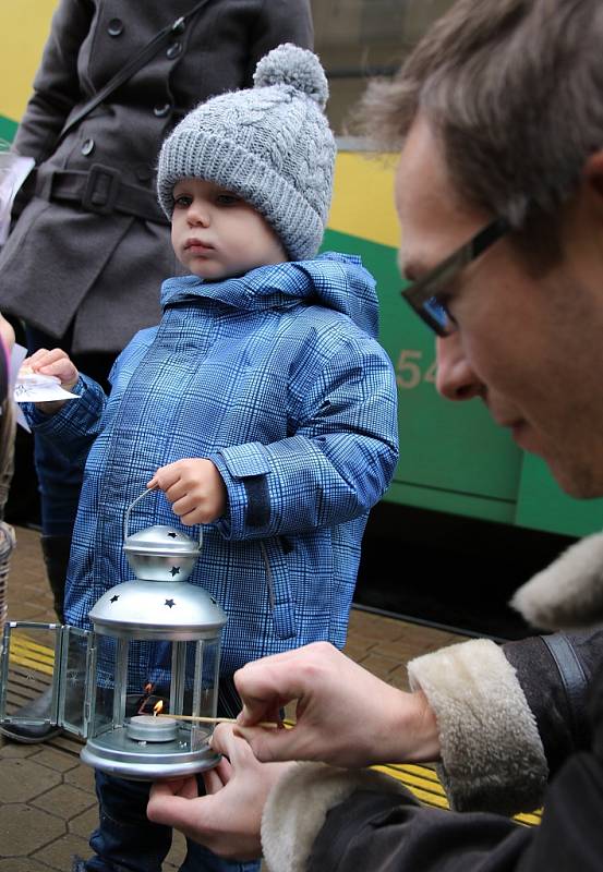 Skauti přivezli v sobotu do Loun Betlémské světlo. Lidé na ně opět čekali na hlavním vlakovém nádraží