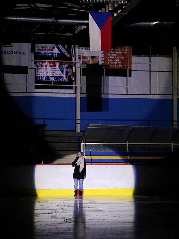 Utkání odchovanců HC Slovan Louny zahájil zpěv státní hymny